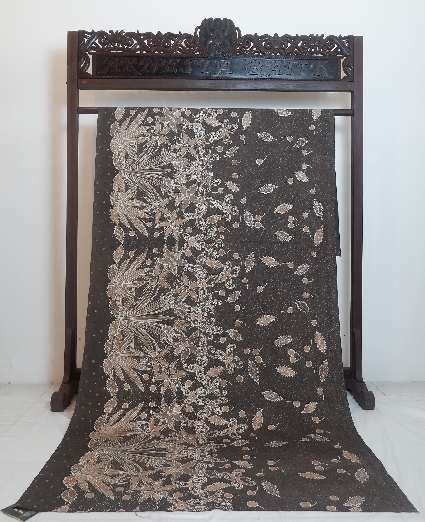 Kain batik tulis katun premium pewarna alam motif anggrek hitam gerigim borneo harmony